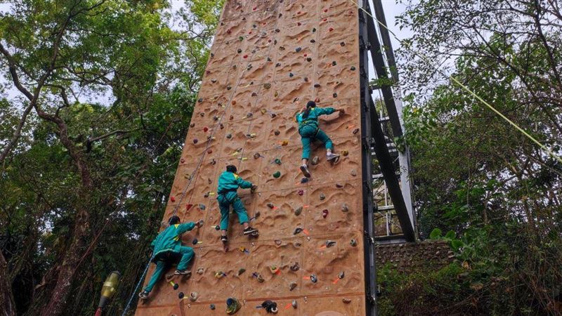 台版霍諾德！國中生攀岩登頂15M才能畢業