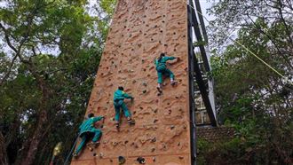 台版霍諾德！國中生攀岩登頂15M才能畢業