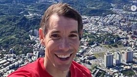 霍諾德吃素震撼驚喜臺灣蔬食界　中醫、營養雙證照醫曝10大蔬食好處真相（圖／翻攝自IG @alexhonnold、翻攝自Netflix Sports、翻攝自Netflix、朱益智中醫師提供） 