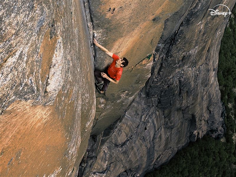 艾力克斯霍諾德Alex Honnold徒手攀登酋長岩。（圖／Disney+提供）