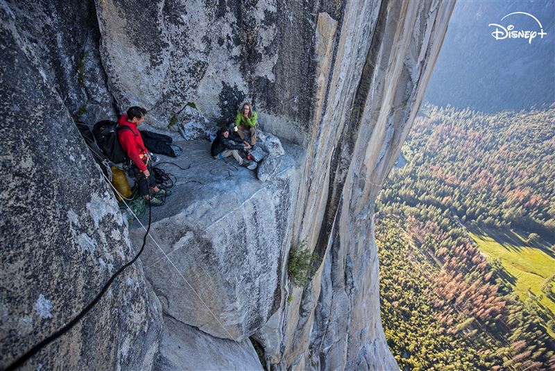 艾力克斯霍諾德Alex Honnold徒手攀登酋長岩。（圖／Disney+提供）