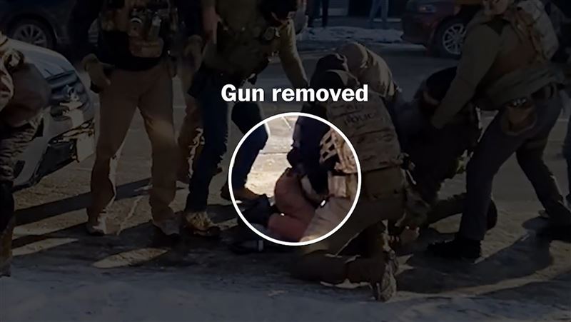 隨後的畫面則顯示，在普雷蒂被槍擊前片刻，一名聯邦探員似乎從他腰部位置取出一把槍。（圖／翻攝畫面）