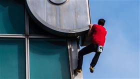 霍諾德登台北101成功！攝影施林建邦拍到霍諾德與中華民國國旗交會瞬間，淚流滿面。（圖／攝影施林建邦、翻攝自IG @alexhonnold）