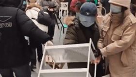 多名消費者為了爭搶推車上的剩餘商品與展示家具，竟不顧儀態大打出手。（翻攝自Ｘ）