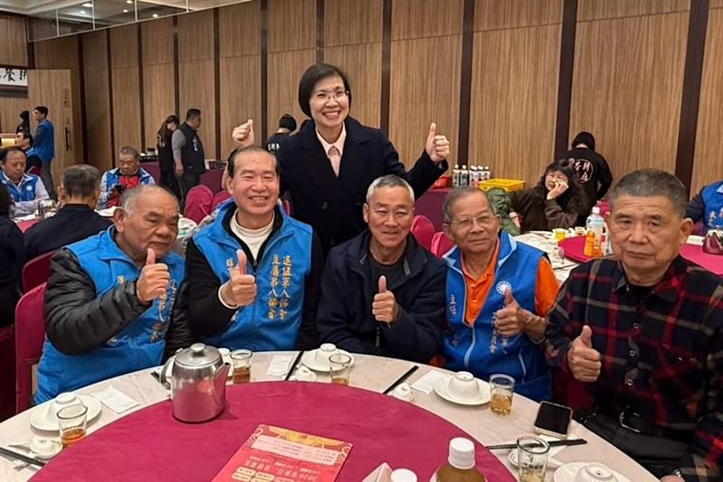 立法委員徐欣瑩24日在臉書貼出與國民黨副主席季麟連及多位軍系人士互動的合影（圖／翻攝自徐欣瑩臉書）