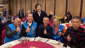 立法委員徐欣瑩24日在臉書貼出與國民黨副主席季麟連及多位軍系人士互動的合影