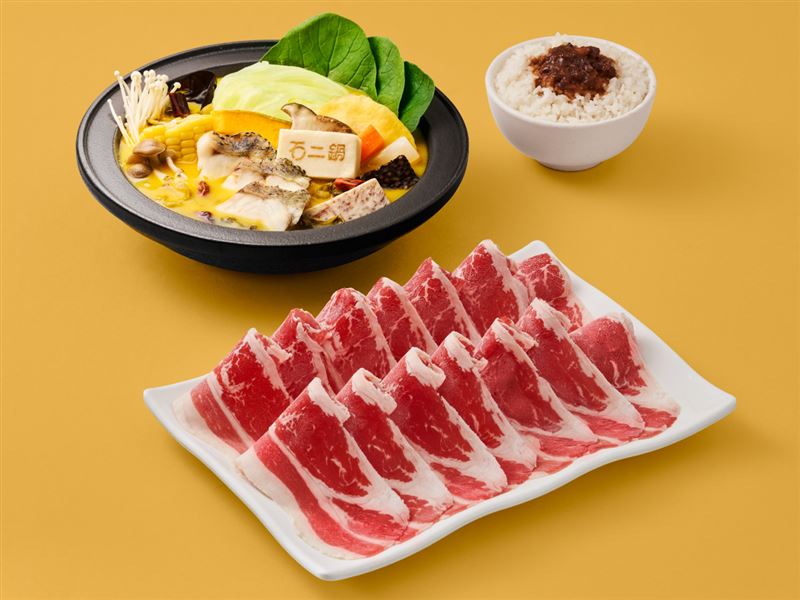 石二鍋人氣湯底金湯酸菜鍋和剝皮辣椒鍋即日起回歸。（圖／品牌業者提供）