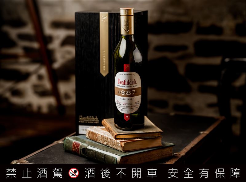 格蘭菲迪Archive系列全新推出「1987一百週年聖誕桶」，凝聚百年製酒精神，於台灣機場免稅通路獨家限定發售。（圖／品牌業者提供）