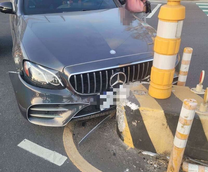 賓士車行經鹿和路六段內側車道，左轉時車頭撞上庇護島受損。（圖／翻攝畫面）