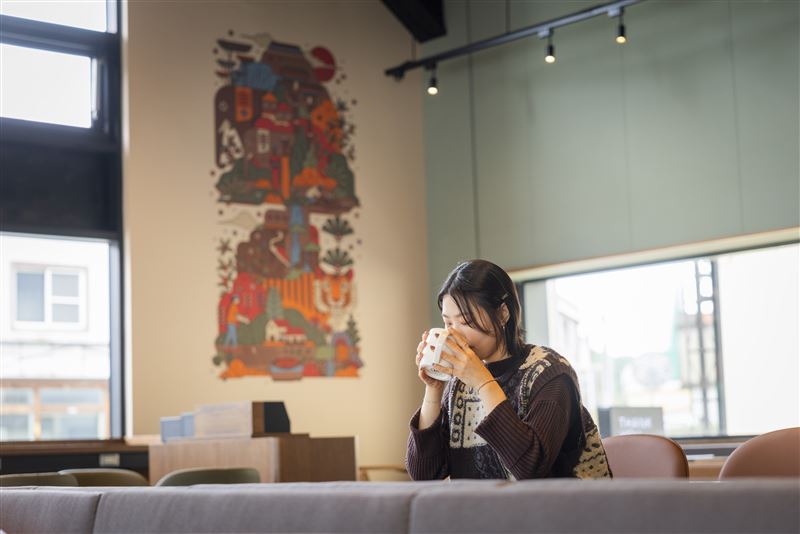 星巴克竹南大埔門市營造親密溫馨的氛圍，邀顧客在城市日常中放慢腳步，享受片刻自在的咖啡時光。（圖／品牌業者提供）