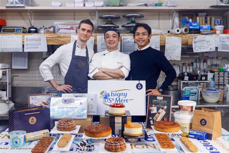 深法與依思尼乳品此次聯名是台、法兩個品牌更深度且長期合作的里程碑，依思尼品牌代表James(右起)、深法創辦人Rick、依思尼台灣品牌大使 Alexis Bouillet。（圖／品牌業者提供）