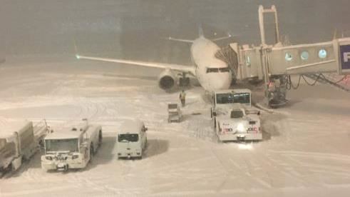 北海道大雪癱瘓機場！旅客打地鋪過夜（圖／翻攝自Twitter）