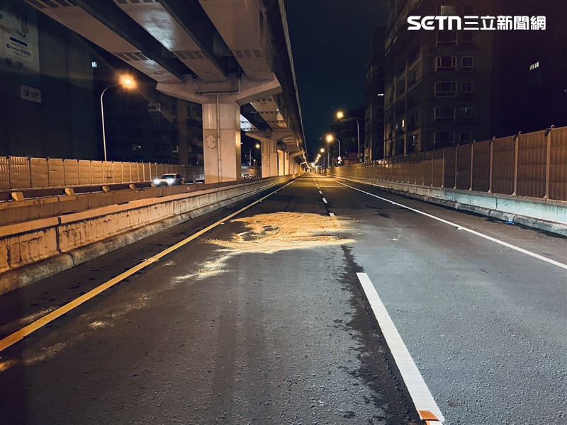 46歲林男開走不久後內心愧疚、認為不妥，打110報案，卻為時已晚，警方趕到現場時，溫男四肢變形慘死路邊。（圖／翻攝畫面）