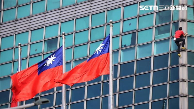 「霍諾德與台灣國旗同框」的畫面登上《CNN》版面。（圖／記者鄭孟晃攝影）