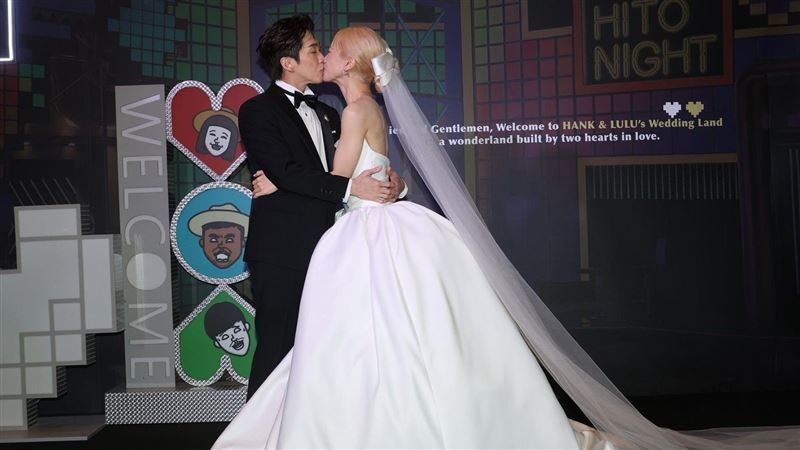 LULU與陳漢典在台北文華東方酒店舉辦夢幻婚宴，小倆口現場親吻。(圖／記者鄭孟晃、趙于瑩攝影）