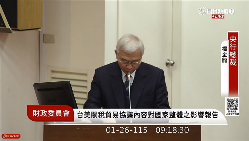 藍委賴士葆今在財委會火力全開，質疑台美協定15兆承諾「錢從哪來」，並對賭央行外匯不足，直喊「打死我不信」。總裁楊金龍見招拆招，強調外幣存款3100億美元「免驚啦」。面對賴搬出IMF報告質疑沒買黃金，楊金龍反酸IMF「不瞭解台灣」，展現定力，現場火花四射。（圖／翻攝自「國會頻道」網站）