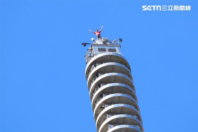 霍諾德成功挑戰徒手攀上101。（圖／記者鄭孟晃攝影）