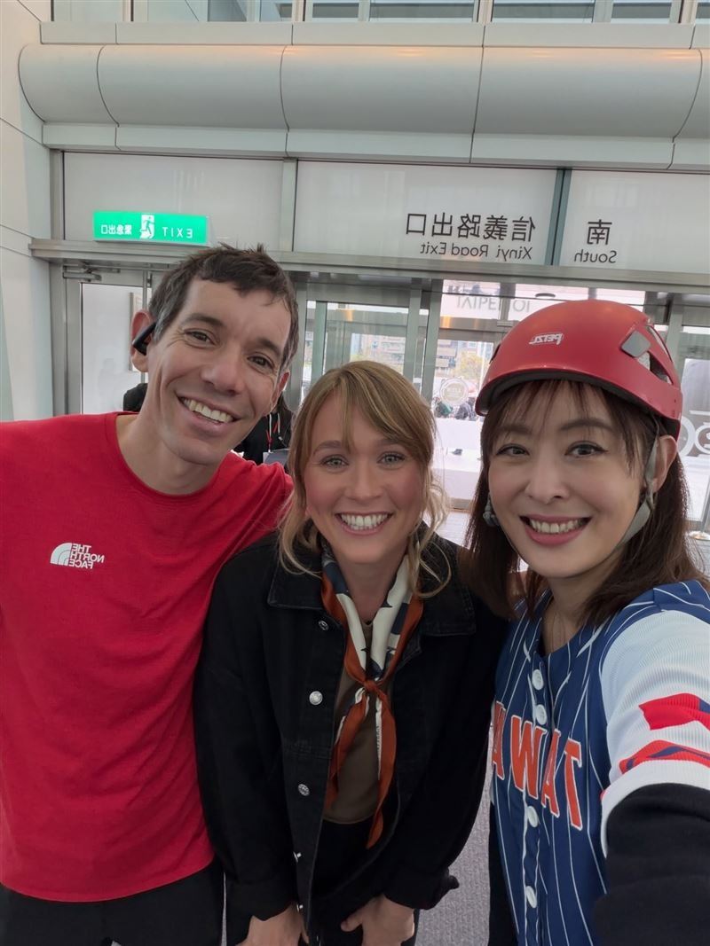 霍諾德攀登台北101拿8位數酬勞，針對台北101是否有支出經費， 賈永婕也給答案了。(圖／翻攝自賈永婕臉書)