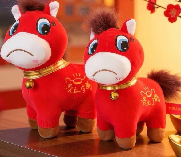 中國廠商把馬年玩偶縫錯，變成「哭哭馬」，沒想到意外爆紅。(圖／翻攝自淘寶)