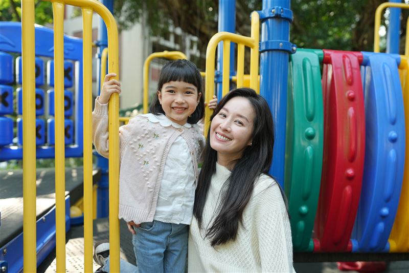 曾愷玹在《陽光女子合唱團》中收養陳意涵小孩子晴（陳蕾朵飾演）。（圖／壹壹喜喜 提供）