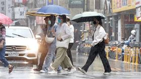 東北季風增強與華南雲系移入，北部、東部地區濕涼轉變明顯。（圖／黃耀徵攝）
