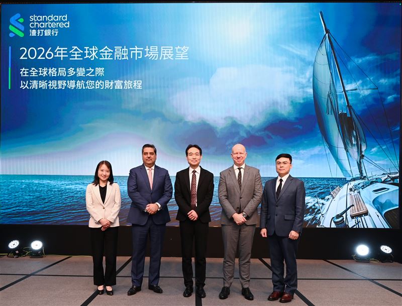 渣打CIO布思哲發布2026展望，盤點九大投資關鍵：定調AI非泡沫、籲棄成熟債轉進6%新興債、股市鎖定打七五折亞股、陸股採雙軌制。另揭央行買盤將撐金價上5350、日圓看升147。進階可納私募拚11%報酬，但首重避開「風險漂移」陷阱，以免在榮景中獲利回吐。（AI製圖）