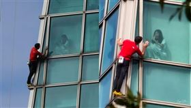 美國極限攀岩家 Alex Honnold 徒手攀登台北101，過程中被拍到大樓內部有人員在窗邊拍攝，引發社群討論。（翻攝自Threads/xuancissus、joyce40261）