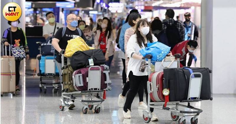 國健署提醒，從海外攜帶加熱菸入境屬違法，最高可罰新台幣500萬元，勿誤信可從國外購回。（圖／方萬民攝）