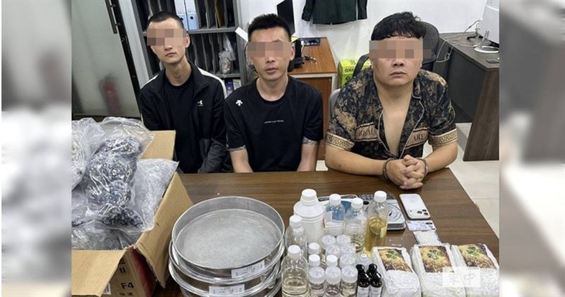 3名台灣籍男子與1名中國籍男子在柬埔寨運毒，開車躲警察卻撞入民宅，導致其中1台灣人死亡。（圖／翻攝自柬中時報）