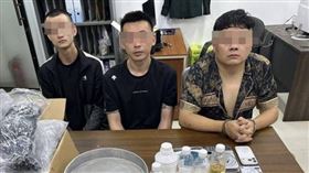 3名台灣籍男子與1名中國籍男子在柬埔寨運毒，開車躲警察卻撞入民宅，導致其中1台灣人死亡。（圖／翻攝自柬中時報）