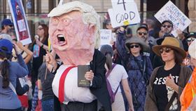 洛杉磯抗議ICE執法 出現川普人偶洛杉磯群眾響應美國多地抗議移民暨海關執法局（ICE）執法行徑，發起「ICE永遠滾蛋」（ICE Out For Good）示威，有人扮演美國總統川普，抗議川普政府的移民執法政策。中央社記者林宏翰洛杉磯攝  115年1月11日