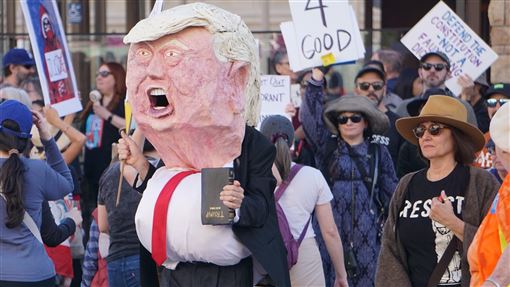 移民政策執法過當　川普支持率創新低