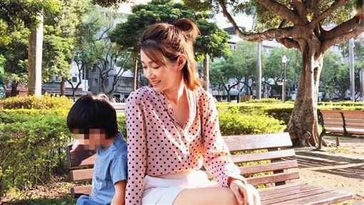 變身桌球賽啦啦隊　周幼婷伴愛子登頂冠軍