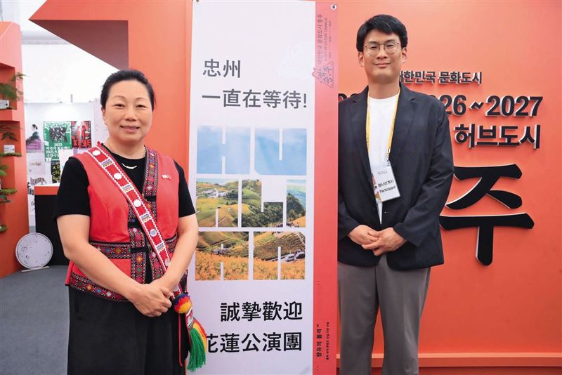 堰塞湖風險升高期間，縣長徐榛蔚（左）仍在韓國進行訪團行程，災民質疑縣府並未維持災前應有的高度戒備。（翻攝徐榛蔚臉書）