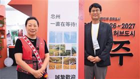 堰塞湖風險升高期間，縣長徐榛蔚（左）仍在韓國進行訪團行程，災民質疑縣府並未維持災前應有的高度戒備。（翻攝徐榛蔚臉書）