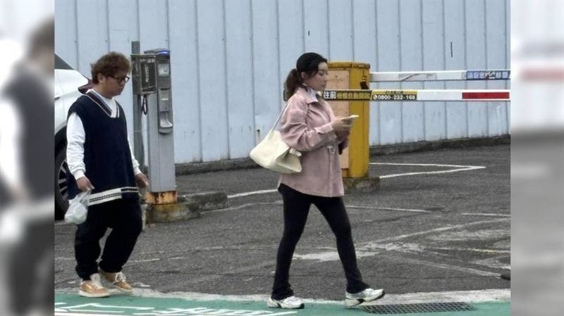 本刊讀者日前在台北市東區巷弄巧遇納豆與依依這對夫妻。(圖/讀者提供)