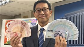 央行今上演時空穿越！預期可能同步揭曉春節換鈔與2028改版藍圖。除硬幣外紙鈔全換，傳國父、蔣公與四個小朋友將退場，500元梅花鹿因復育成功遭除名，唯獨少棒有望保留。兩款新鈔話題同台，見證新台幣世代交替，未來錢包大變身！圖為央行發行局局長鄧延達。（圖／記者師瑞德攝影）