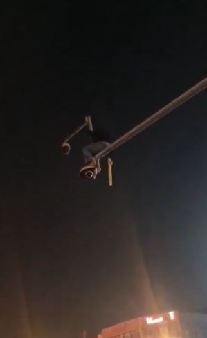 伊朗民眾反抗暴力鎮壓破壞街頭監視器。（圖／翻攝自X平台李老師不是你老師帳號）