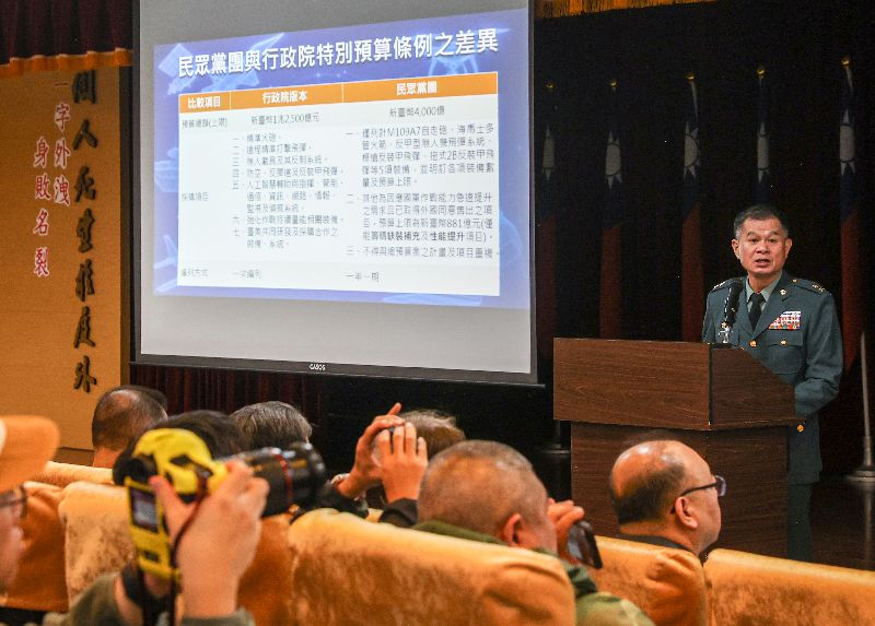 國防部27日召開記者會，國防部戰略規劃司長黃文啟（講者）出席，會中說明行政院版本與民眾黨團提出的國防特別預算條例差異