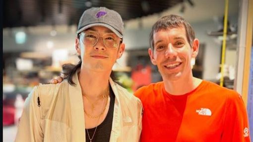 霍諾德同框吳建豪！手掌「驚人差異」引議