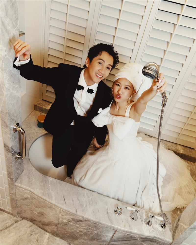 Lulu捨棄傳統婚紗，改穿胸前綁著巨大蝴蝶結的白色可愛禮服。（圖／翻攝自Lulu臉書）