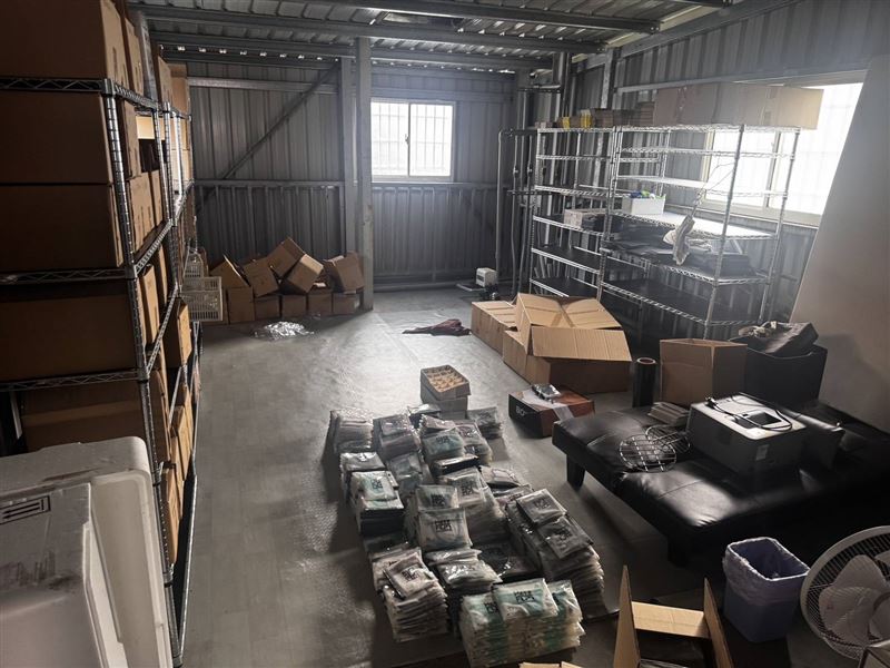 警方組成專案小組持搜索票前往攻堅。（圖／翻攝畫面）