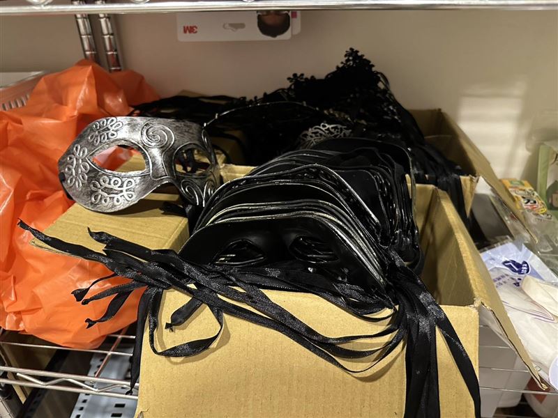 警方在會館倉庫內查獲提供客人使用的保險套、潤滑液、蒙面面具等證物。（圖／翻攝畫面）