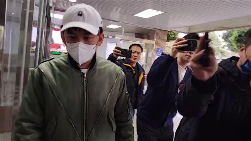黃子佼涉肇事逃逸被起訴，現身新北地院開庭。（圖／翻攝畫面）