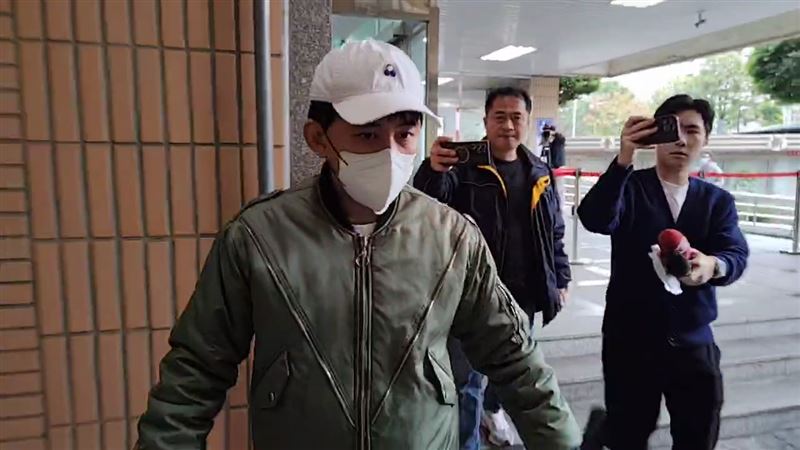 黃子佼涉肇事逃逸被起訴,今現身新北地院開庭。(圖/翻攝畫面)