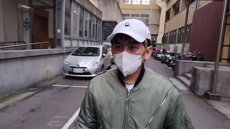 黃子佼涉肇事逃逸被起訴,今現身新北地院開庭。(圖/翻攝畫面)