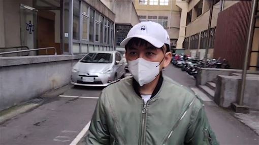 黃子佼肇事逃逸　現身法院開庭「認1事」