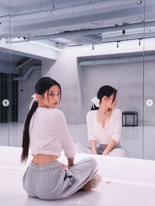 蔡瑞雪將上衣綁成短版，大秀纖細螞蟻腰。（圖／翻攝自IG @snowbabyq）