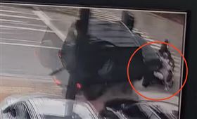 台中,南區,大里,吉普車,女騎士,電線桿,變電箱（圖／翻攝畫面）