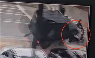 台中,南區,大里,吉普車,女騎士,電線桿,變電箱（圖／翻攝畫面）